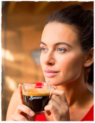 senseo kaffe drikkes af kvinde